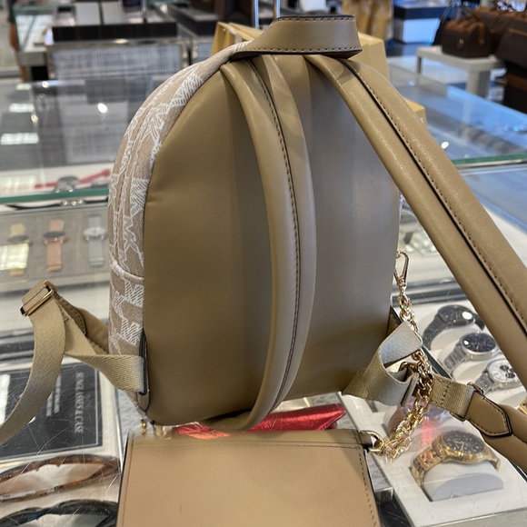 MICHAEL KORS
Maisie Extra-Small Logo 2-in-1 Backpack
Camel
NWT - Picture 9 of 16